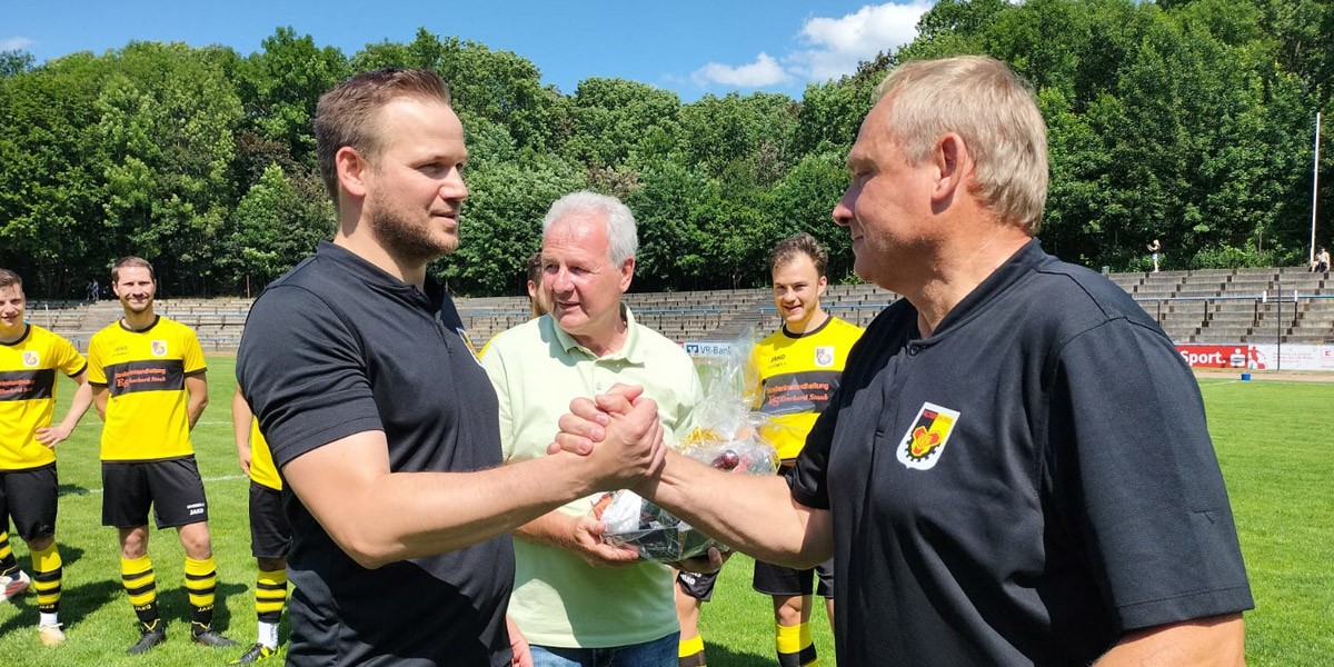 Verabschiedung von Trainer Ralf Heuschkel (re.). Sportl. Leiter Kai Müller (li.)