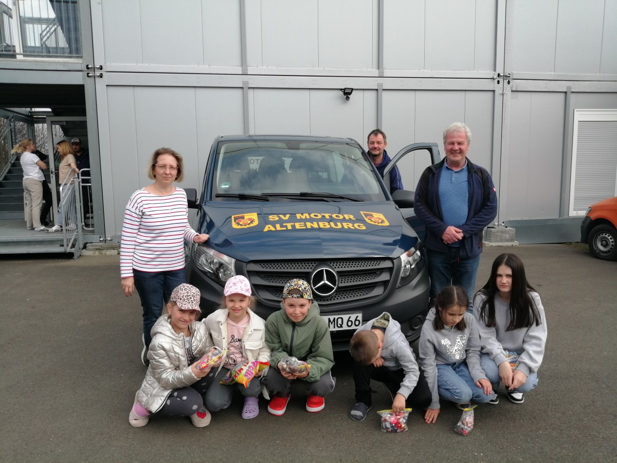 Vorstandsmitglieder des SV Motor Altenburg bei der Spendenübergabe. Ukrainische Kinder freuten sich über zusätzliche Ostergeschenke 