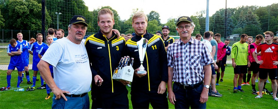 Kai Müller und Rico Heuschkel (mi.) nehmen den Pokal für den 3. Platz von Jörg Wenzel (li.) und Motor Vorstandsmitglied Hartmut Kröber (re.) entgegen.