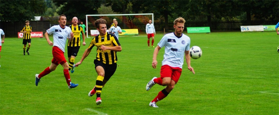 Alexander Korent (li.) erzielte in Sallfeld den einzigen Treffer für Motor.