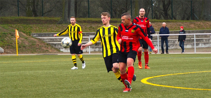 Eigentor und Elfmeter entscheiden Stadtderby